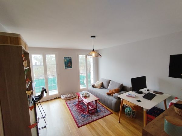 Studio lumineux avec balcon