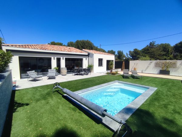 Maison moderne avec piscine, spa, terrain de pétanque - idéal pour se détendre !