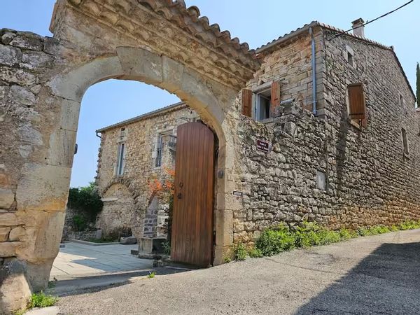 Ferme en pierre du XVIIe siècle rénovée avec vue pittoresque depuis la terrasse, cheminée, clim