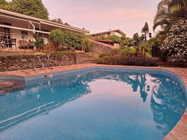 Villa BUILLARD de plein pied avec PISCINE privée en centre ville, toutes commodités à pied à 300 m.