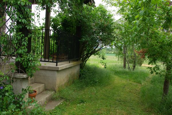 Maison au milieu des champs