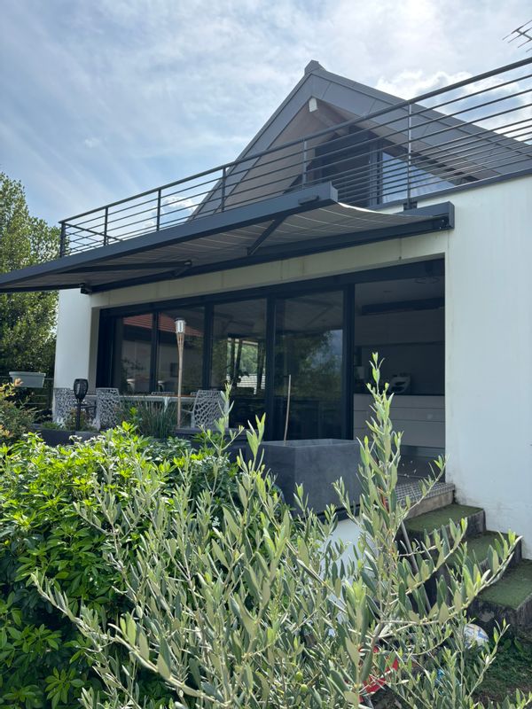 Maison vue lac et montagnes