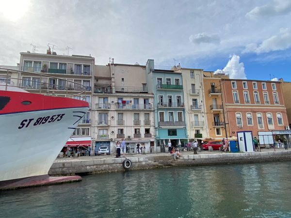 Penthouse avec terrasse, 2 chambres, 2 salles de bains (3ieme étage) donnant sur le canal à Sète