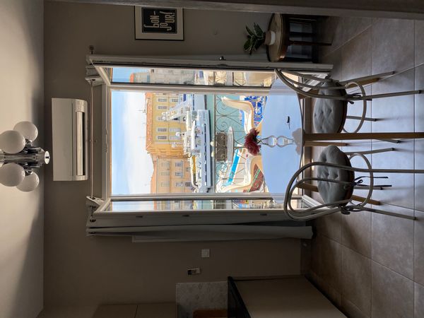 Appartement T2 avec balcon et vue sur le canal, en plein centre de Sète.