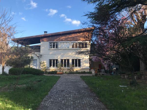 Maison calme au pied des montagnes