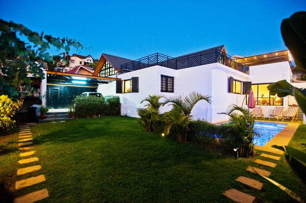 Villa d’Exception de 250m² en Centre-Ville Piscine Privée, Terrasse Panoramique et Jardin Luxuriant