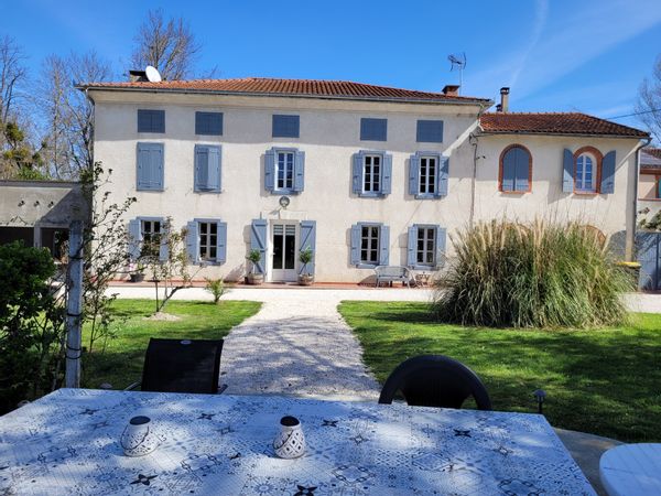 Propriété de charme avec piscine et jacuzzi.