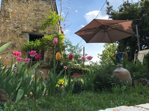 Petite maison avec un jardin en terrasses dans le centre historique - environnement troglodytique