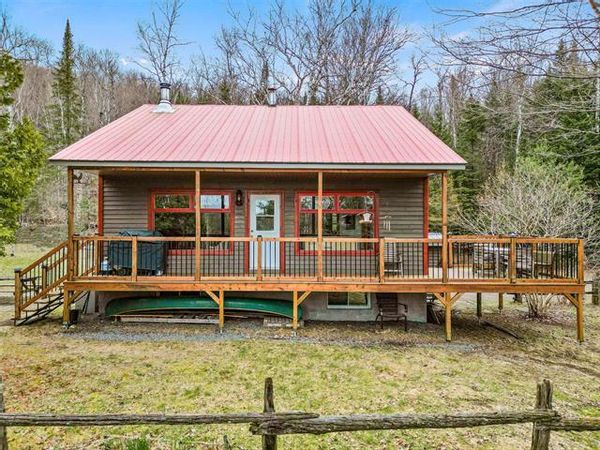 Chalet niché au cœur d’une érablière