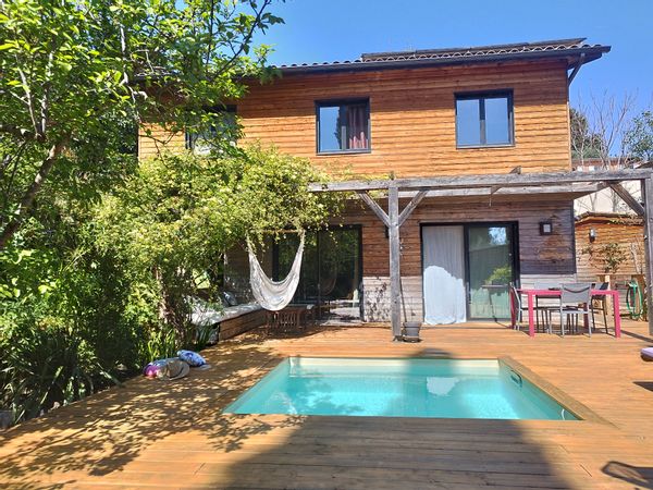 Deux chambres privées dans une maison en bois le long du canal de la Siagne