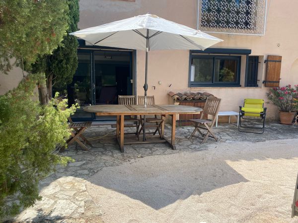 T2  rez de villa 40 m2 non fumeur   Strict proche la Ciotat parking accès piscine partagée