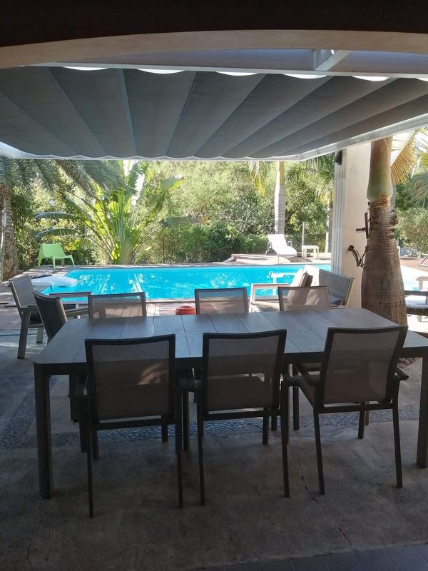 Logement indépendant 60m² RDJ piscine, jardin verdoyant en lisière d'un court d'eau. Valérie et Christophe vous accueillent dans une maison de charme à St Louis  La Réunion