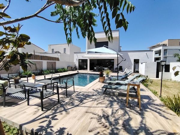 Villa Contemporaine Avec Piscine, Idéal Pour les Familles, 20 minutes des Plages