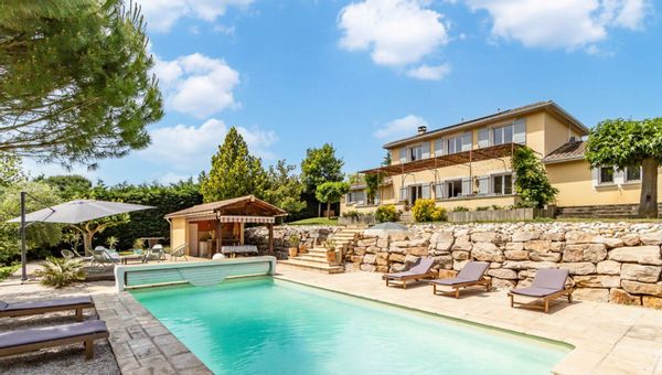 A charming family home set in the heart of the Beaujolais countryside !