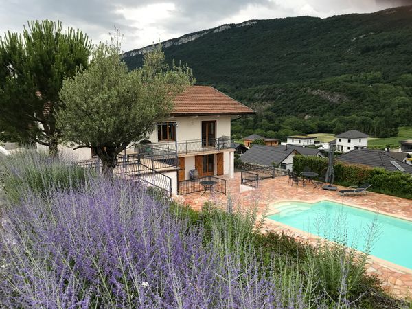 Entre lac et montagnes, maison dans un environnement calme avec piscine