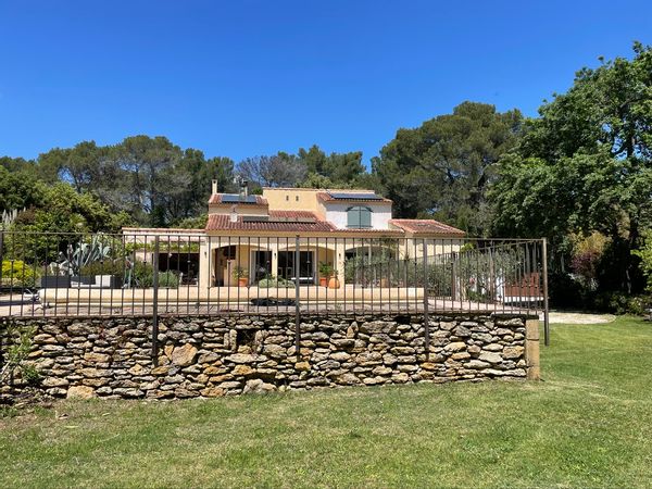 Maison lumineuse  terrasse cuisine d'été piscine jardin au calme À 20 mn de Aix en Provence