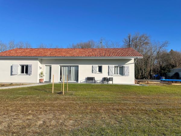 Maison à la campagne avec vue sur bois