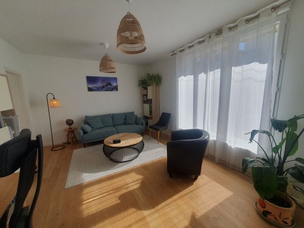 La maison de Solene et sa famille est une petite bulle de calme à 25 minutes du cœur de Paris. Il y a tout le nécessaire pour passer un séjour agréable et confortable.
