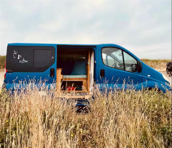 Van aménagé au bord de l’eau