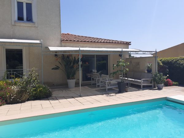 Notre maison avec grande piscine chauffée, proche de Nîmes