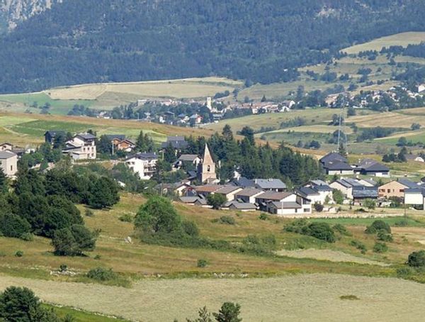 La maison de Marilyne se situe dans un charmant petit village montagnard au cœur d'un parc naturel. Elle est également au pied des piste de Pyrénées 2000. Le  domaine skiable Font-Romeu Pyrénées 2000 comprend 43 pistes de ski alpin, 111 km de ski nordique, des sentiers raquette balisés et des activités variées pour toute la famille : nombreuses randonnées à proximité ( à pied , à vélo, à cheval, quadbike ), accrobranche, pédalo sur le lac de Matemale, un bowling , chiens de traineaux l'hiver, sources d'eau chaude de Llo et de Saint Thomas,  la ferme du Rialet et des zones de pêche. Il existe également le centre de plongée le Poulpe et des expériences de vol en montgolfière. Mais l'expérience locale la plus originale  est de voyager à travers les montagnes en réservant une place dans le petit train jaune historique ( plus de 100 ans ) et ses petites gares traditionnelles. Il existe des