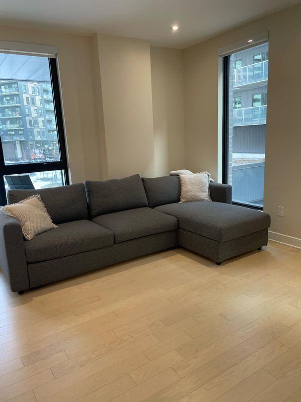 La maison de Élyse : un joli condo situé à proximité de plusieurs restaurants, magasins, cinéma et autres activités. Avec le REM, à moins de 800 mètres, vous serez au centre-ville de Montréal en moins de 20 minutes.