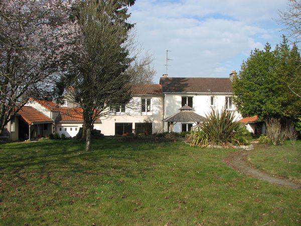 Maison entre ville, campagne et bord de mer.