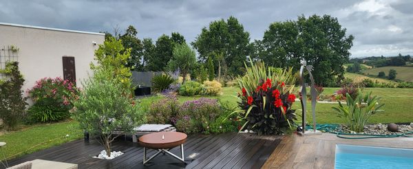 Maison contemporaine Très bel extérieur 3000 m2 arboré Vue sur les coteaux de Gascogne Écrin de verdure et de calme