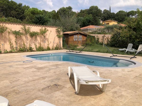 Maison de campagne à proximité d'Aix en Provence et Marseille, 10 adultes et 2 bébés