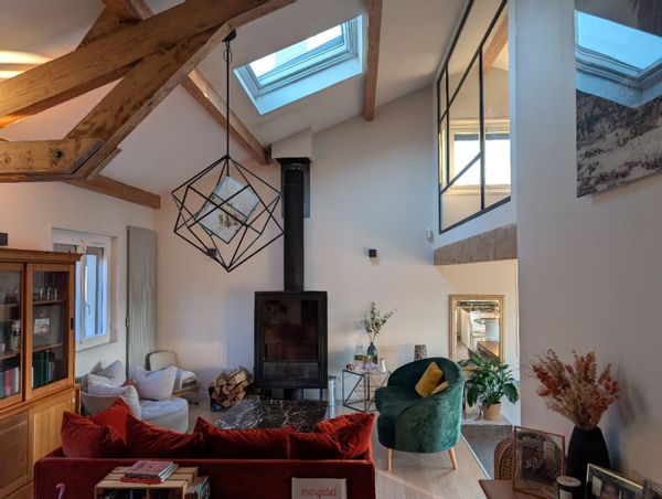 Maison spacieuse avec piscine et vue panoramique sur le Beaujolais / Spacious house with a swimming pool and panoramic view of the Beaujolais.