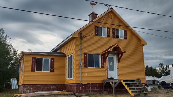 La maison de Michel au centre d'un territoire de chasse, de pêche, d'observation des oiseaux avec vue sur le majestueux fleuve St-Laurent où se côtoient baleines phoques, et autres mammifères marins observables à partir de plages de plusieurs kilomètres En hiver, située à proximité de la route des motoneigistes.