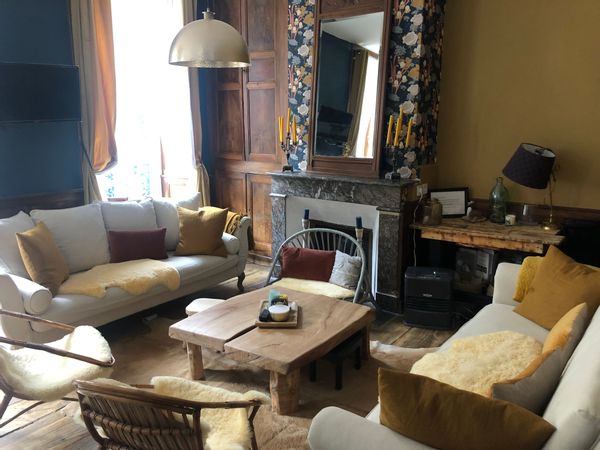 Le cocon de Bérengère, Hervé et leur petite tribu… C’est notre petit logement à la montagne, il a la particularité d’être un appartement Haussmannien dans un village à 800 m d’altitude. Le village est comme la belle au bois dormant, il a eu son heure de gloire au second empire avec l’empereur Napoléon 3 et l’impératrice Eugénie… Il se situe en vallée d’Ossau, à 10 minutes des stations de ski et 35 minutes de l’Espagne. Le logement est composé d’un grand salon /cuisine Une chambre dortoir ( 4 lits simples et une petite mezzanine ⚠️claustrophobe s’abstenir) Une petite chambre avec un lit 160 ⚠️salle de bain toute petite entre les 2 chambres ⚠️wc dans la dernière chambre ( il y a une porte bien entendu 