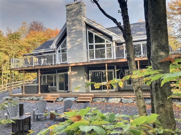 Vivez le luxe et le confort dans notre chalet de six chambres, idéal pour les familles et groupes.