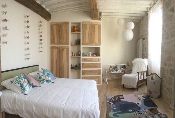 Grande maison en pierre au cœur d'une ancienne bastide. Environnement calme et paisible.
