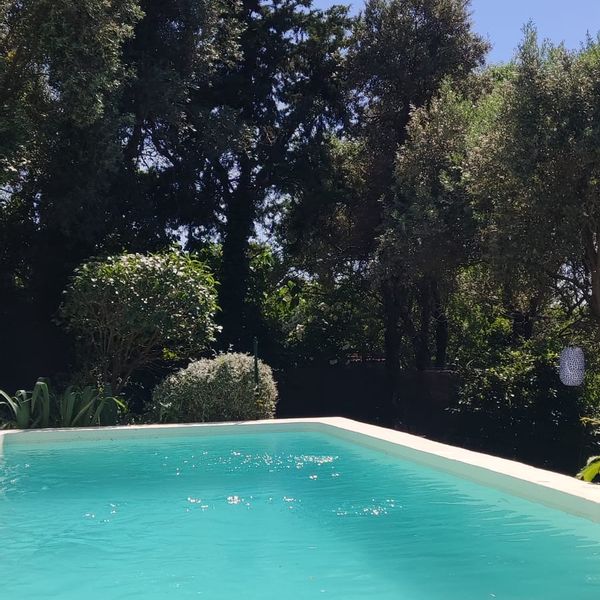 Maison de charme avec grand jardin arboré, terrasses et piscine à la périphérie de Marseille