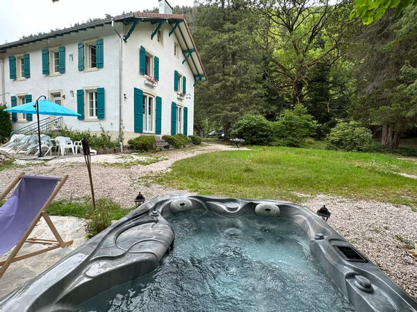 Maison chaleureuse avec cheminée bord de rivière , bienvenue ‘au temps passé ‘