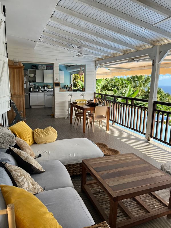 La maison de MARION, un petit cocon dans un quartier calme, agréable et vivant. Une vue sur mer à 180 degrés et une jolie vue sur la nature environnante. Entourée de la montagne, à 15 minutes de la Soufrère, entourée de rivières et à 10 minutes de la mer. Une maison qui permet une belle et douce qualité de vie :)