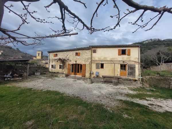 Grande maison rénovée entre village et nature avec parking et terrain