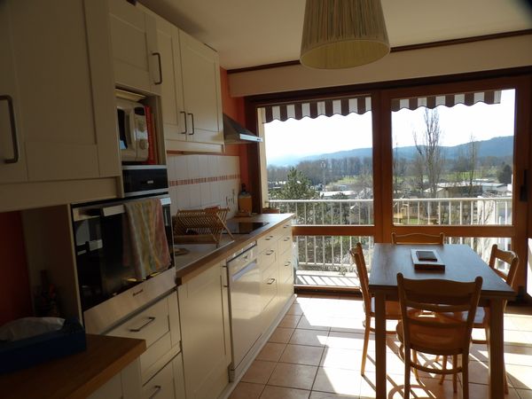 Appartement  ensoleillé , au calme , près des commerces. Parking, grand balcon .Lac tout près à pied