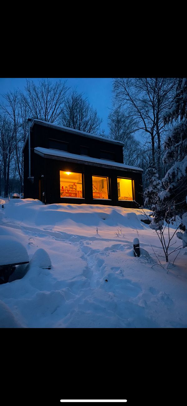 Chalet écologique en béton de chanvre au bord d'un lac