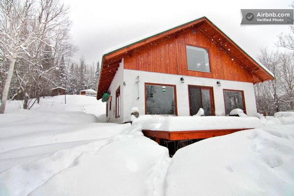 Maison solaire passive hébergée dans une écocommunauté en montagnes
