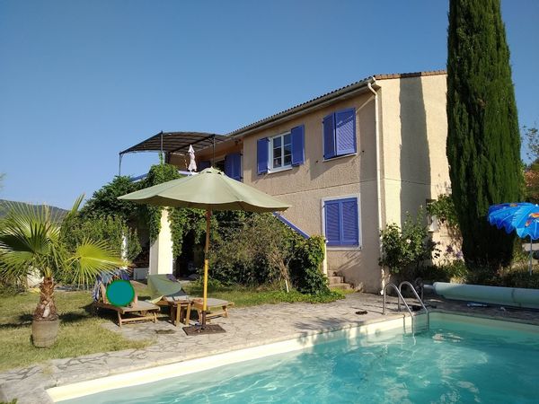 Dans petit village provençal, villa avec piscine, à 10 mn des plages.