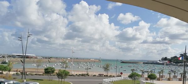 L'appartement de Carlina & Loïc est un agréable logement T3 de 80m2 avec vue imprenable sur le port de Saint Quay Portrieux, station balnéaire située dans la baie de Saint-Brieuc, point de départ pour de belles excursions (île de Bréhat, Paimpol, Côte de granit rose…), bénéficiant l’été de nombreuses animations pour adultes et enfants.