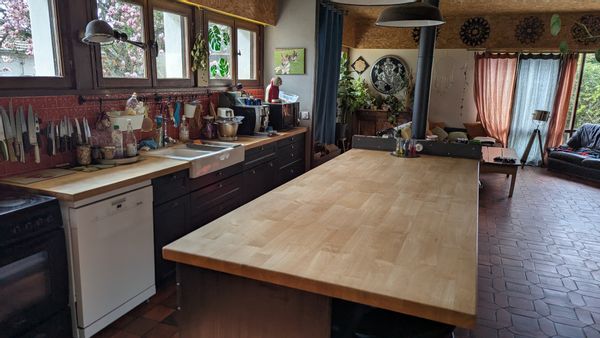 Charme et Confort en Auvergne : Maison Familiale avec Jacuzzi et Grand Jardin