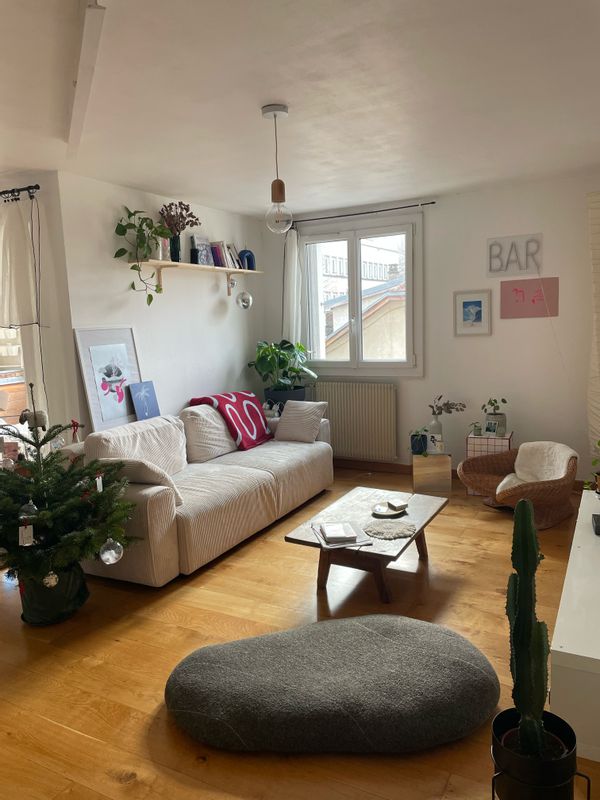 J’habite dans un duplex à côté de la gare (5min en tram) dans la capitale des Alpes
