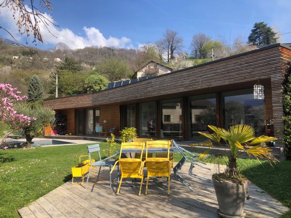 Maison contemporaine entre montagne et lac