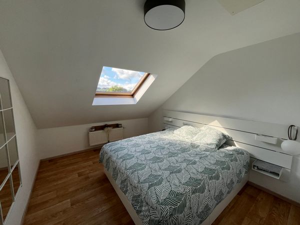 La maison de Vanessa Maison Bel-étage à 2 pas du centre de Theux Un jardin, une terrasse, 3 chambres, 1 salle de douche, salon, salle-à-manger, buanderie équipée et cuisine équipée. Au calme avec toutes les commodités à proximité (centre accessible à pied: une gare, commerces, restaurants, supermarchés, accès autoroutes à - de 10 min.: E42 & E25) Theux dans un écrin de verdures aux balades diversifiées: le long de la Hoegne, ou vallonnées qui rejoignent les jolis villages nichés sur les hauteurs de la commune (entre bois et prairies) : Mont, La Reid, Hestroumont, Becco, Jevoumont, ... ou encore son célèbre château médiéval à Franchimont. Forestia, parc animalier A proximité: Liège (centre-Ville), la cité Ardente à moins de 30 min (E25) Banneux, et son site religieux dédié à la Vierge Marie (5 min) Spa et ses thermes - ville Unesco (10 min) Francorchamps et son célèbre circuit (20 min