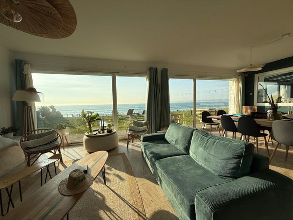 Grande maison lumineuse avec accès direct à la plage et soleil couchant magnifique le soir sur les îles anglo normandes