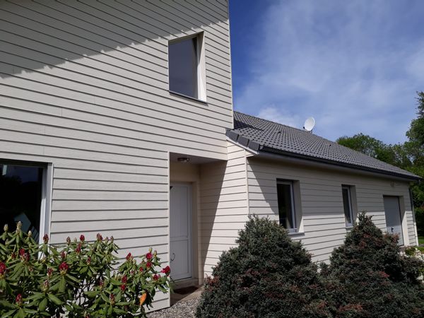 Maison individuelle avec grand jardin au cœur du parc des volcans d'Auvergne à deux pas du lac