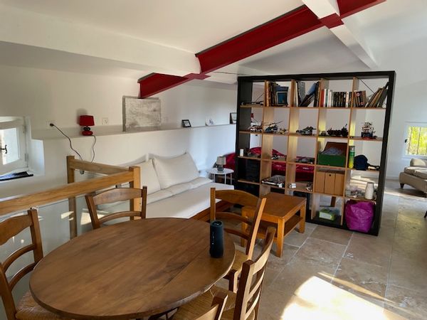 Studio de charme, indépendant, de plein pied dans un jardin avec piscine